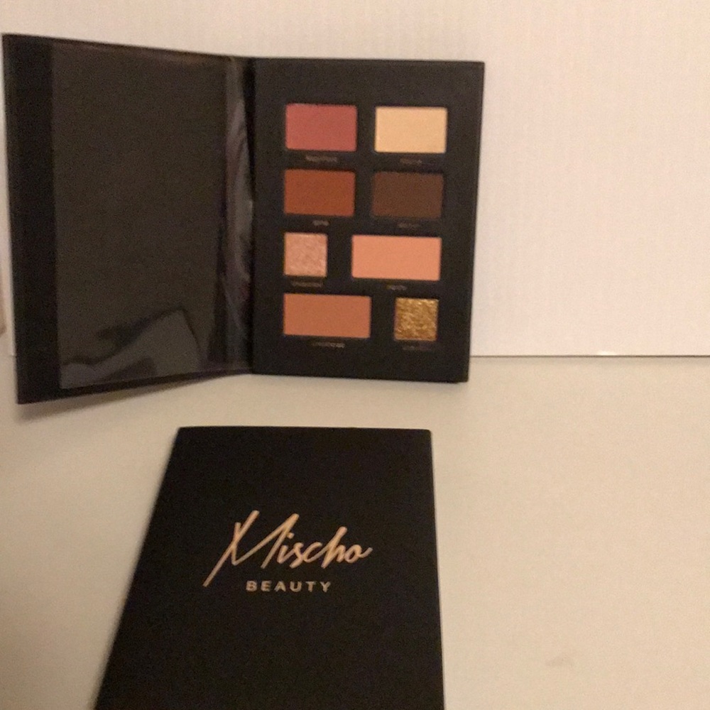 New mischo beauty eyeshadow palette  8 shades
